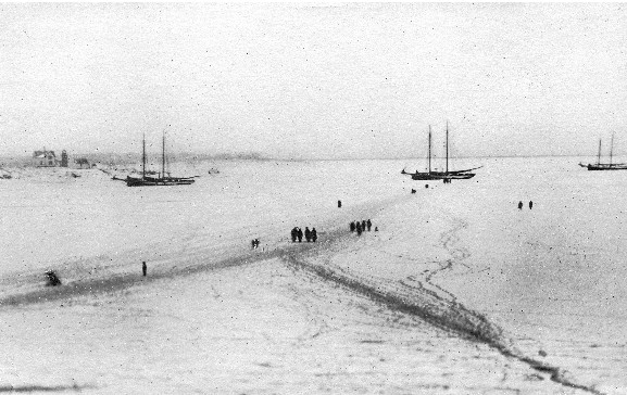 Gloucester Harbor frozen, 1918